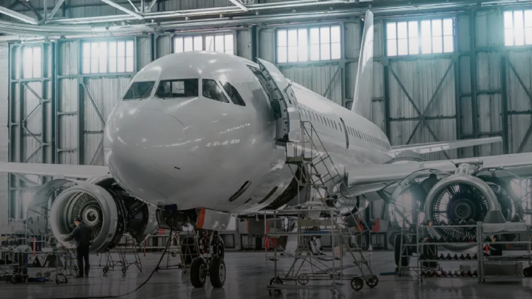 Avión en hangar