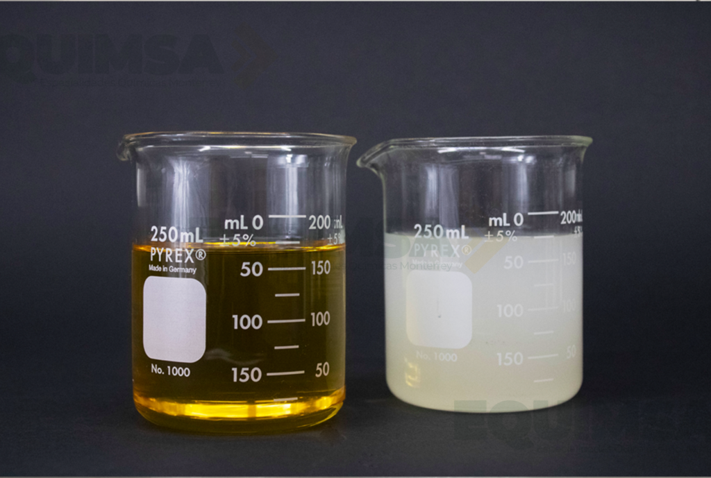 Vaso de precipitado con aceite de fluidos maquinado , adicionalmente con su emulsión